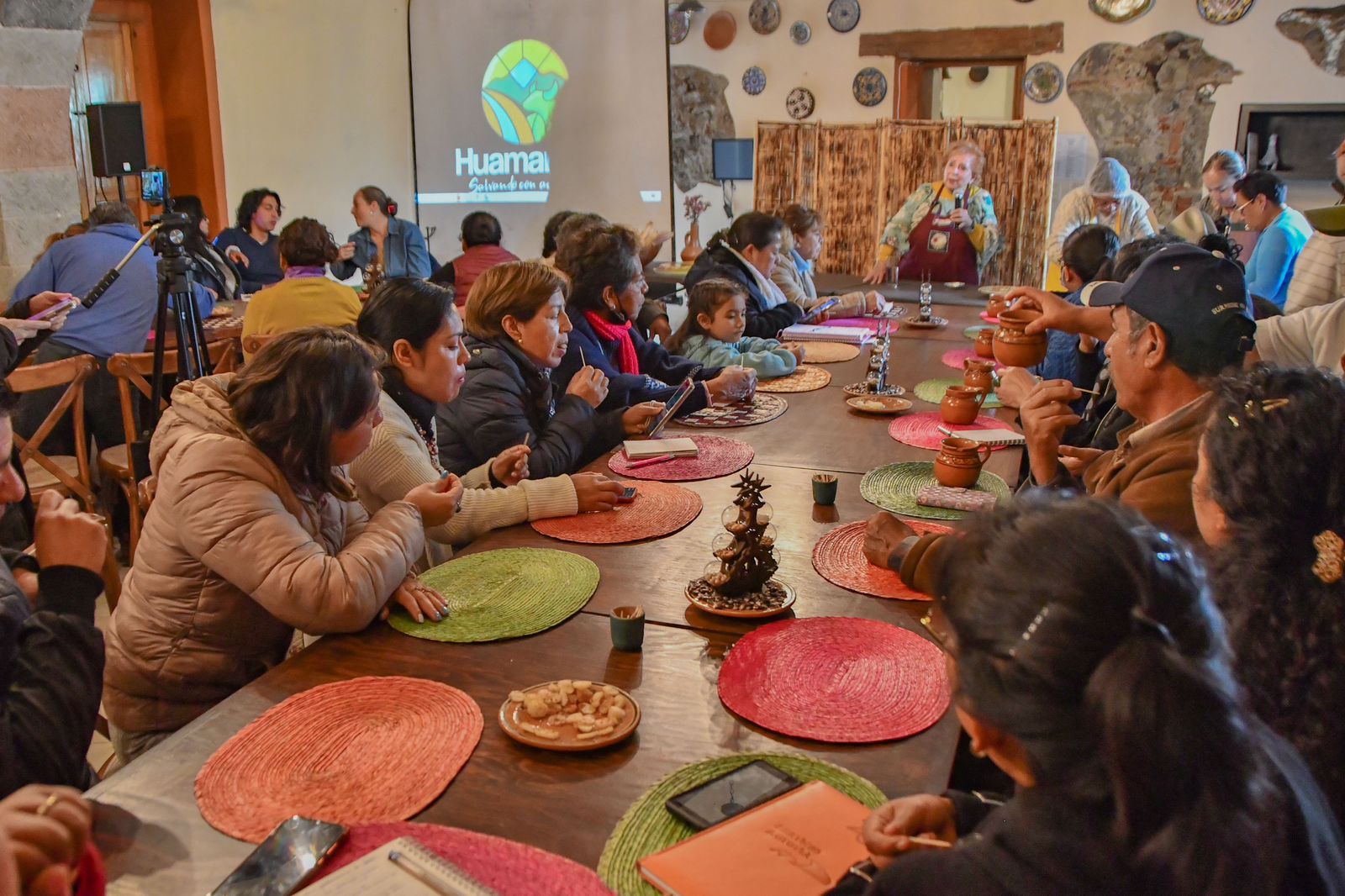 Con éxito se realiza la primera clase magistral 'Cocinando con Dalias' en Huamantla